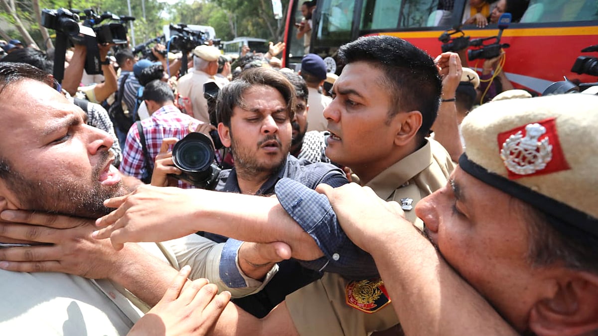 पत्रकार का गला पकड़े हुए दिल्ली पुलिस के अधिकारी