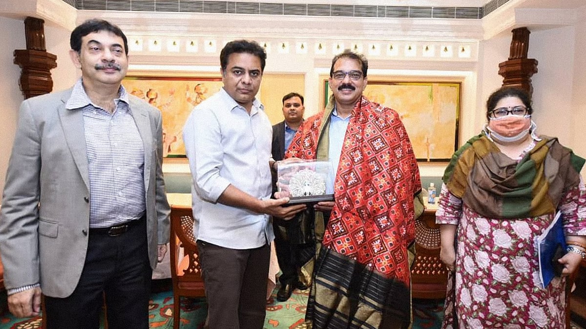 KTR felicitating Kitex MD Sabu Jacob with a shawl.