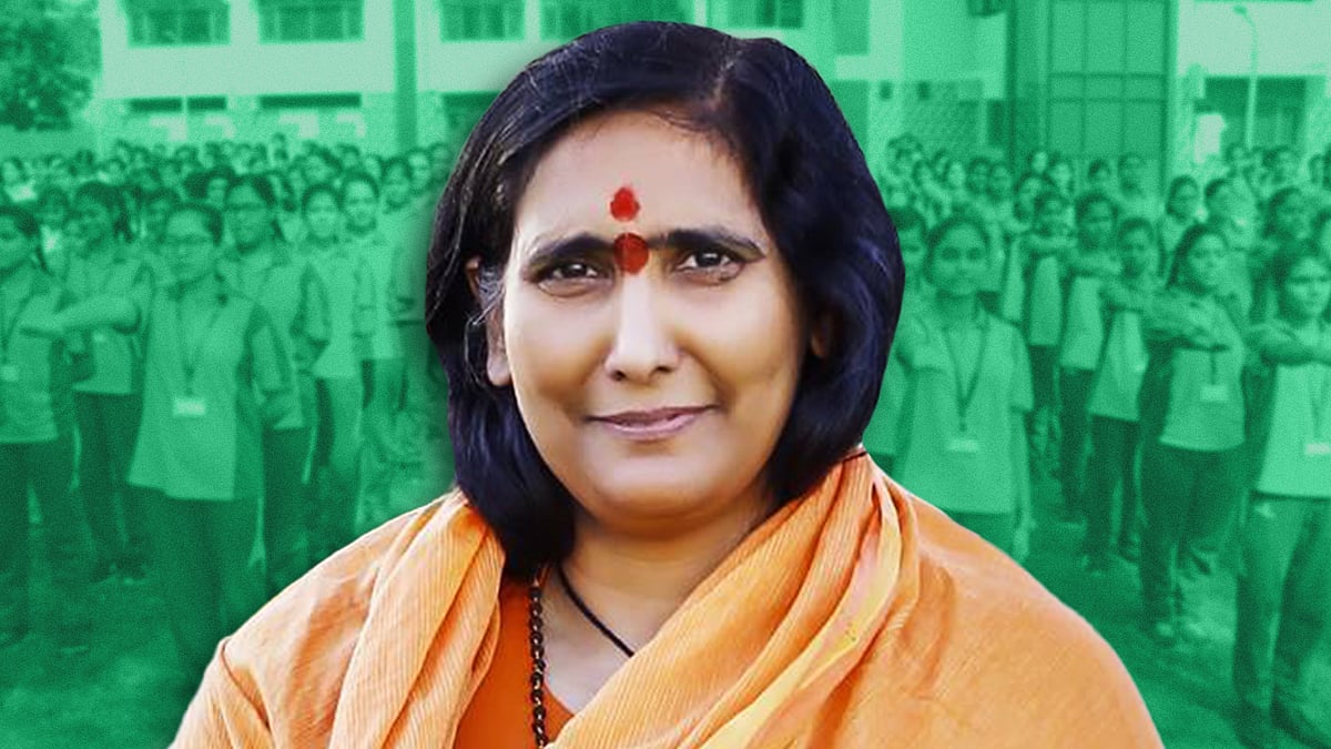 साध्वी ऋतंभरा की फोटो. पृष्ठभूमि में गुरुकुल की छात्राएं. 