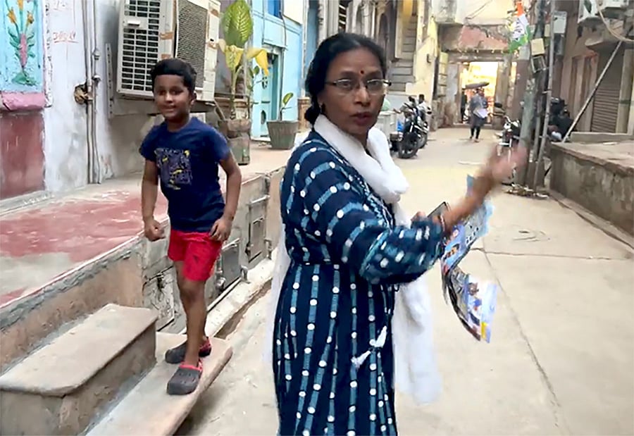 Heatwave in Delhi but party workers spend long hours in the sun