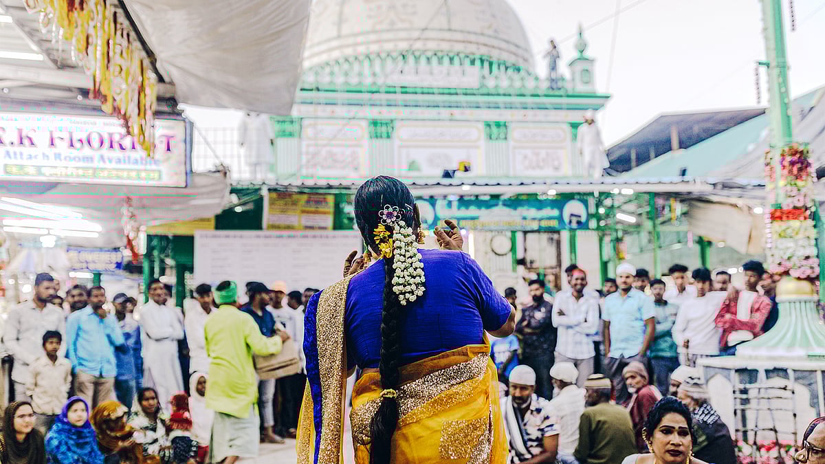 A member of a Kinner group performing at the main shrine of the Haji Malang Dargah seeking alms.