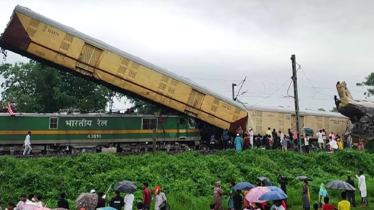 A picture of the two derailed trains.