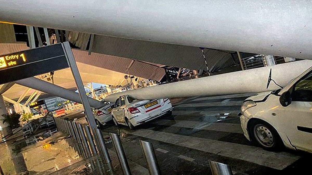 टर्मिनल-1 पर सपोर्ट बीम से कुचली गईं कारें.