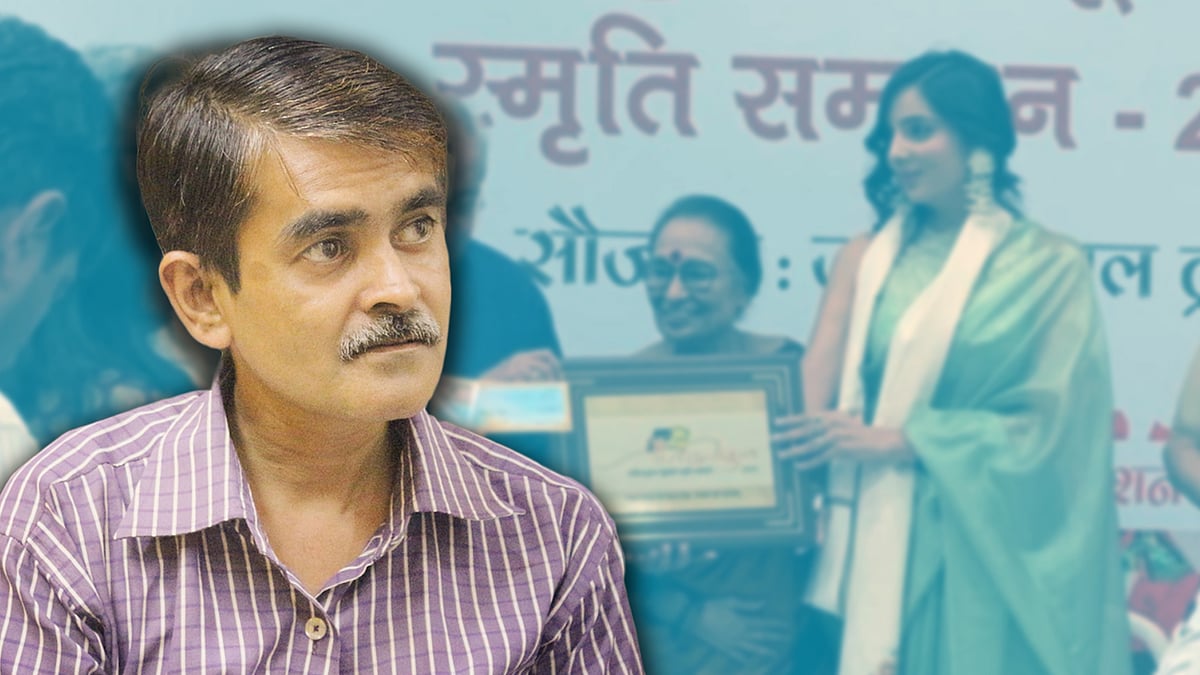 शशिभूषण द्विवेदी, बैकग्राउंड में शशिभूषण द्विवेदी स्मृति सम्मान समारोह की तस्वीर.