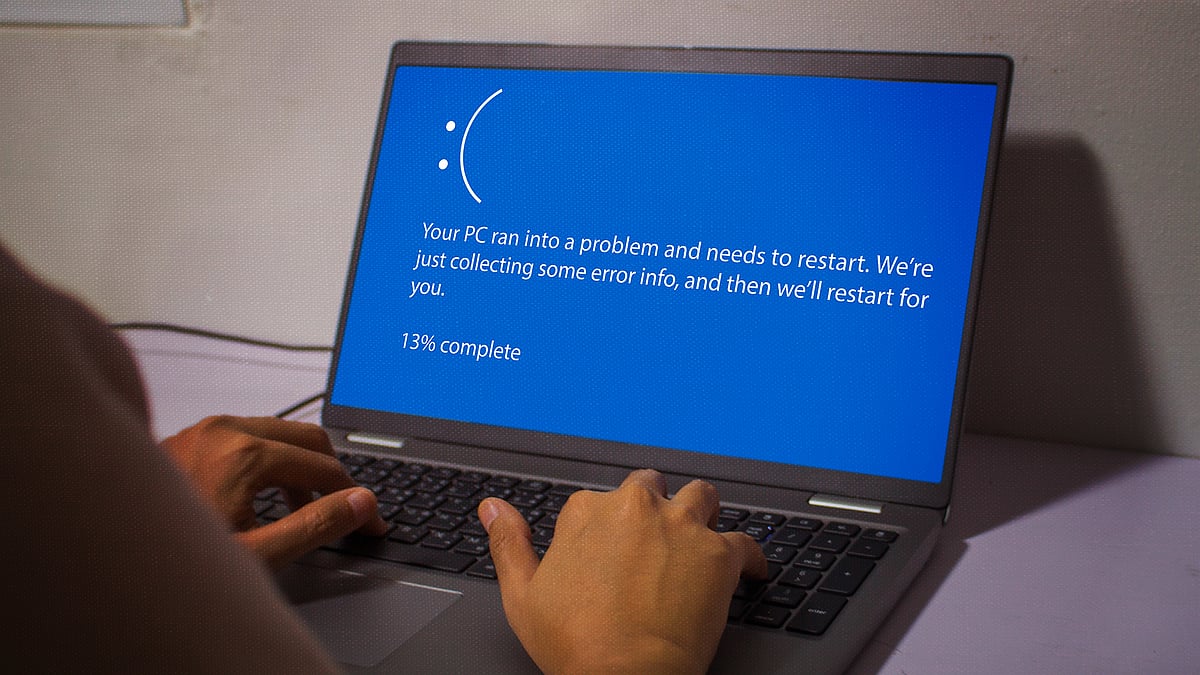 भारत में भी कुछ सेवाओं में रुकावट की ख़बरें आ रही हैं. 