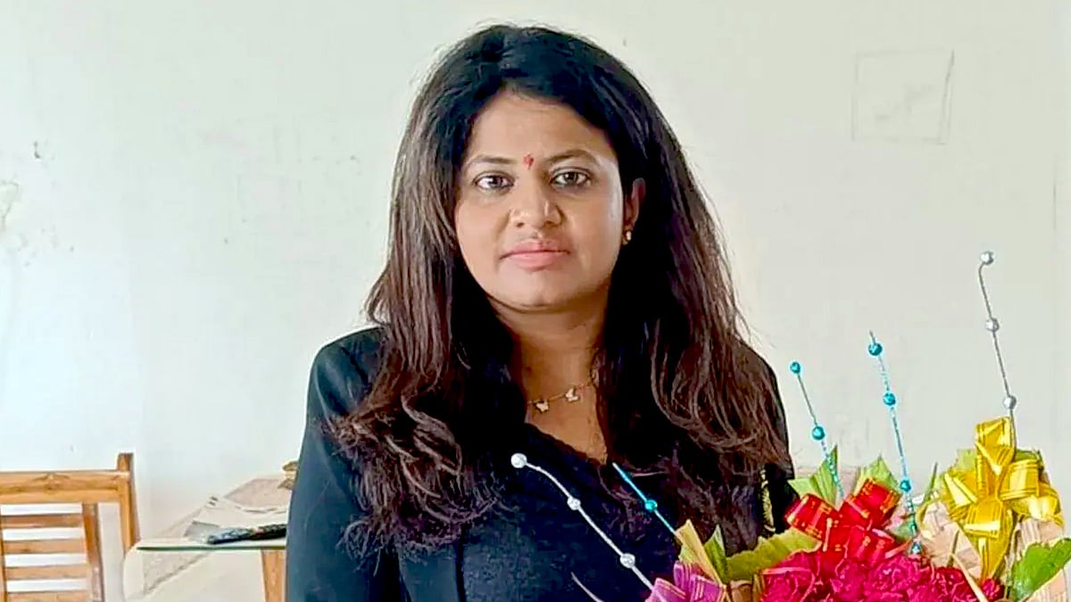 पूजा खेडकर की तस्वीर.