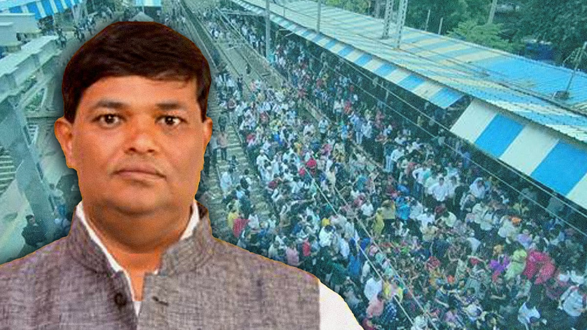 वामन म्हात्रे और बैकग्राउंड में प्रदर्शनकारी भीड़.