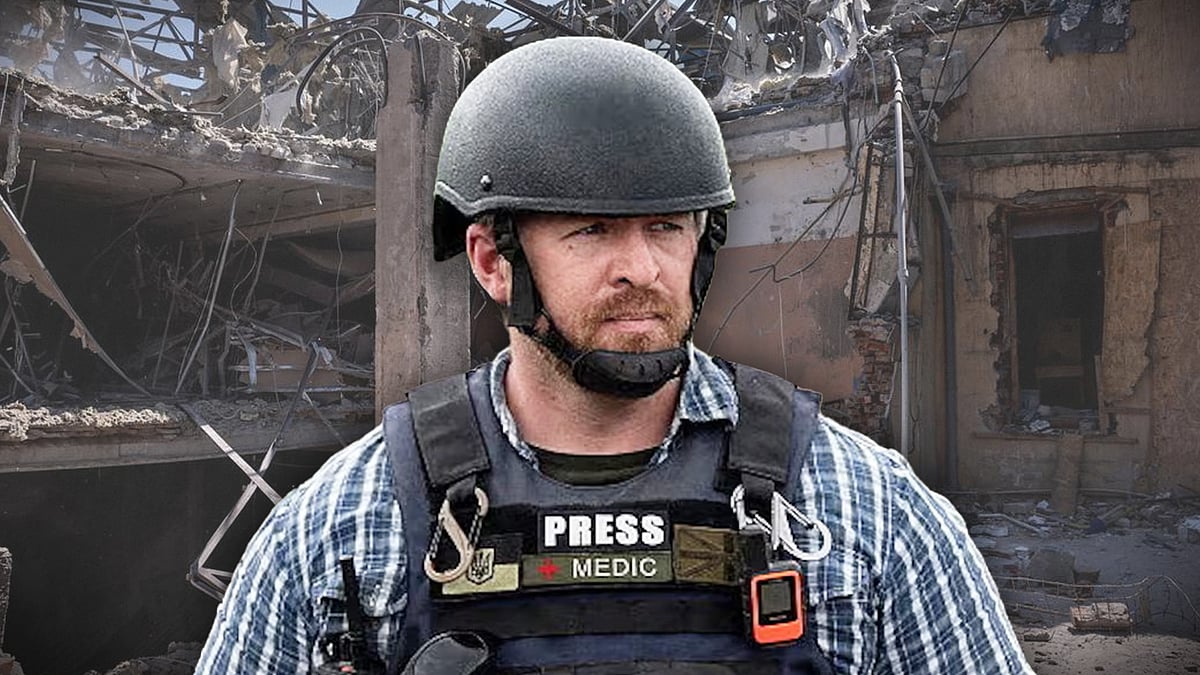 रयान इवांस प्रेस जैकेट में