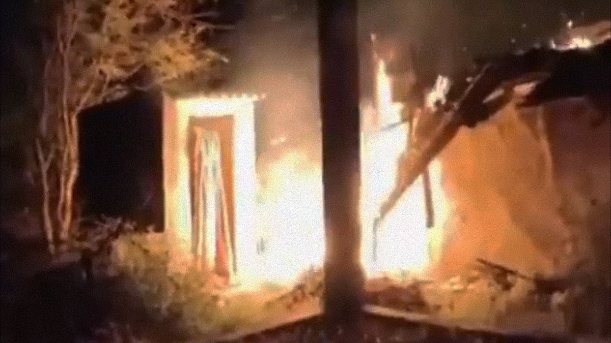 आग में स्वाहा होते घर के वीडियो का एक स्क्रीनशॉट.