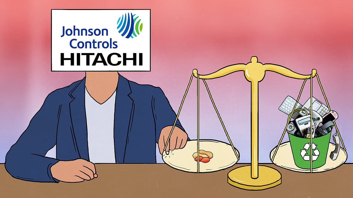 एक पुनर्चक्रण यंत्र जिसमें एक तरफ ई-कचरा और दूसरी तरफ मूंगफली रखी है. 