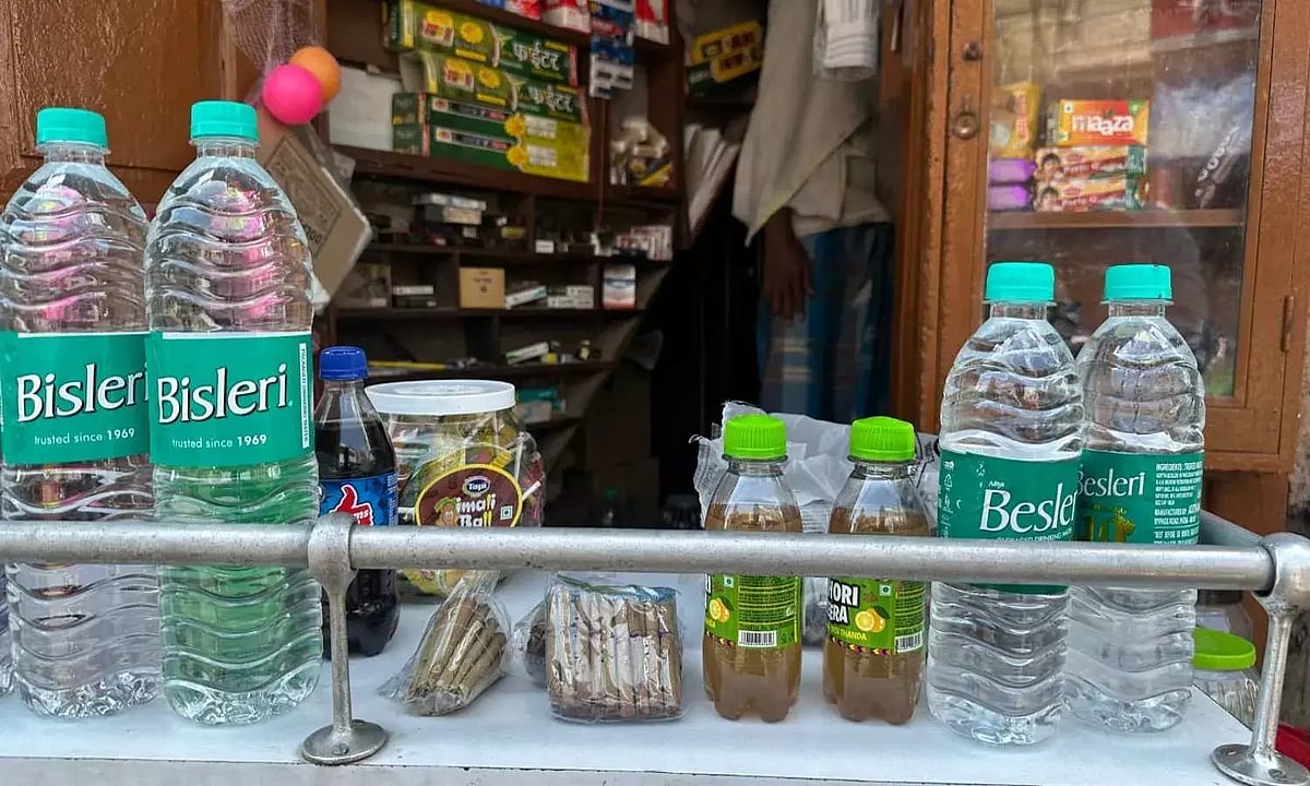 Bidis are often sold loose, without pictorial warnings as mandated by India's tobacco laws. 