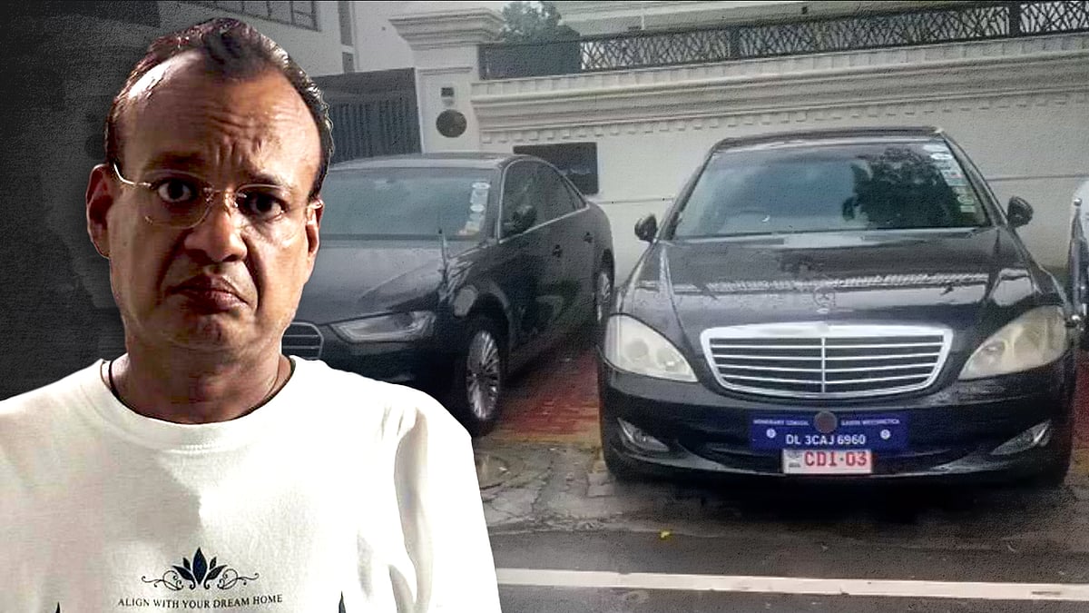 फर्जी राजनयिक नंबर प्लेट वाली कार के बगल में हर्षवर्धन जैन