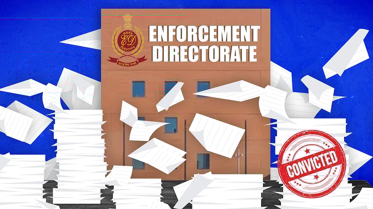 फाइलों के ढेर के बीच प्रवर्तन निदेशालय की तस्वीर.