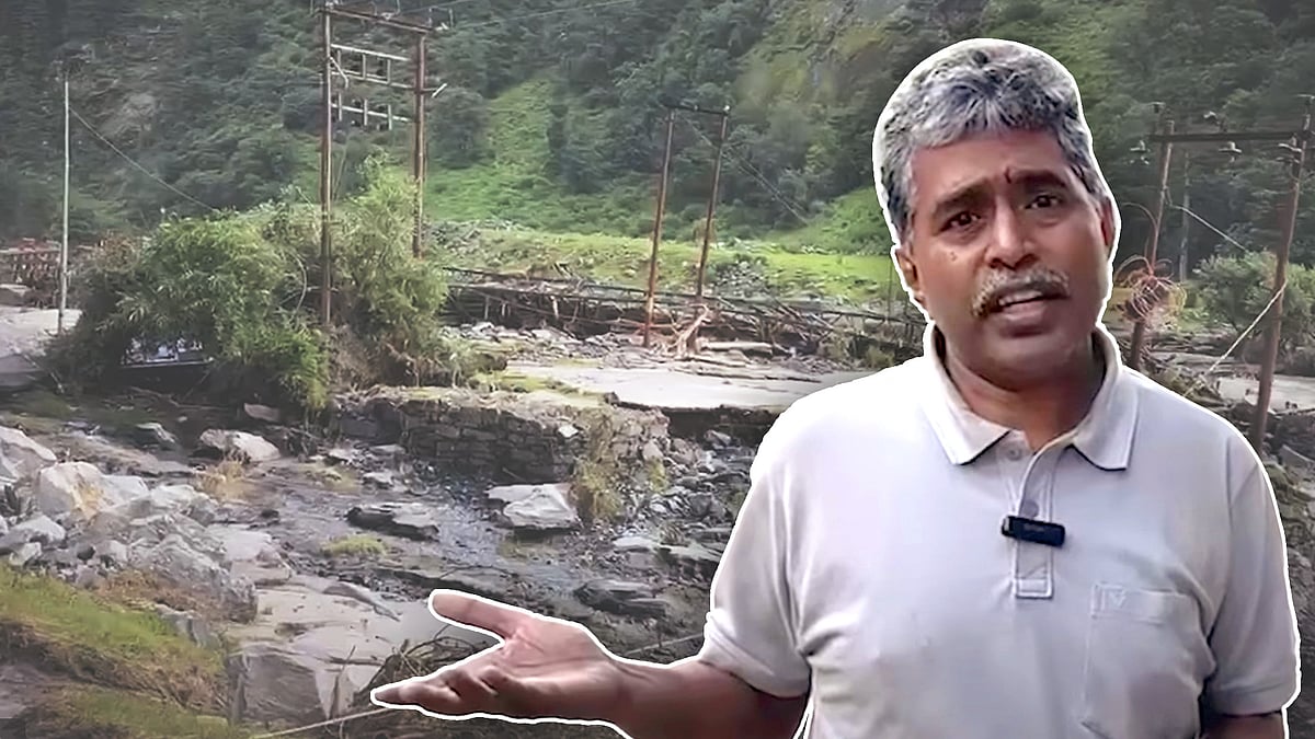 हृदयेश जोशी की तस्वीर. पृष्ठभूमि में तबाही का मंजर.