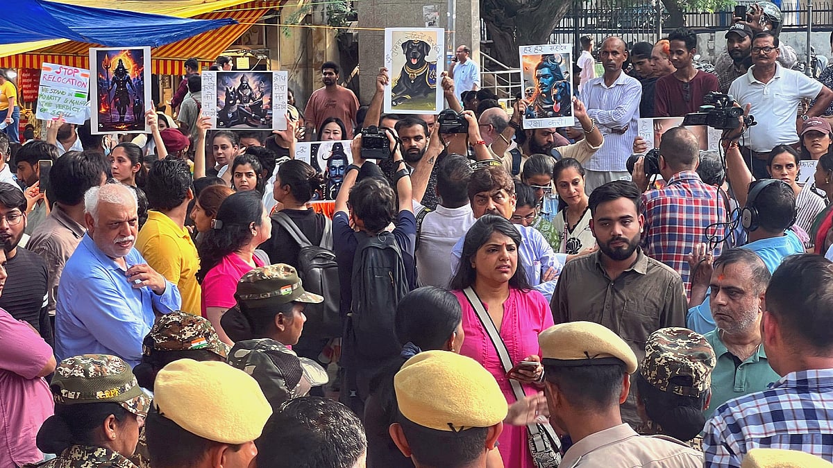 प्रदर्शन के दौरान जमा जंतु प्रेमी.