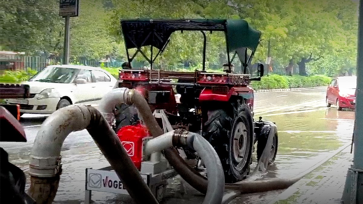 जलभराव से निजात पाने के लिए ट्रैक्टरों का इस्तेमाल किया गया.