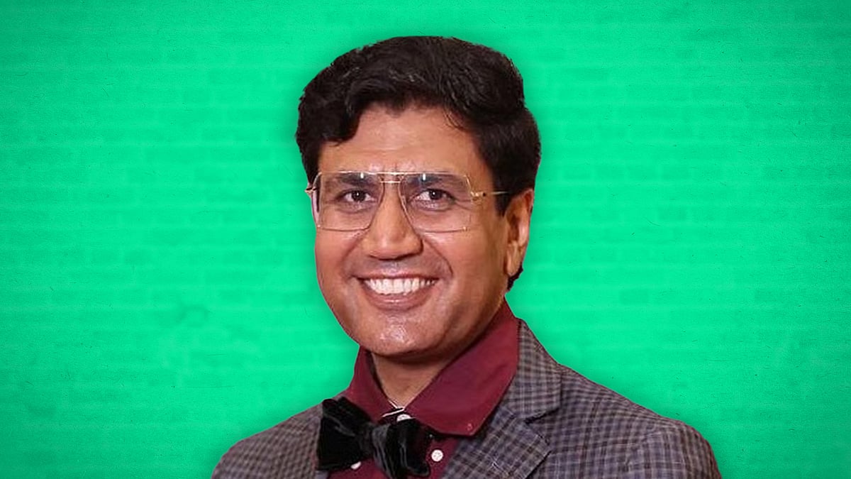 महेश लांगा का एक कटआउट. पृष्ठभूमि में हरा पर्दा. 
