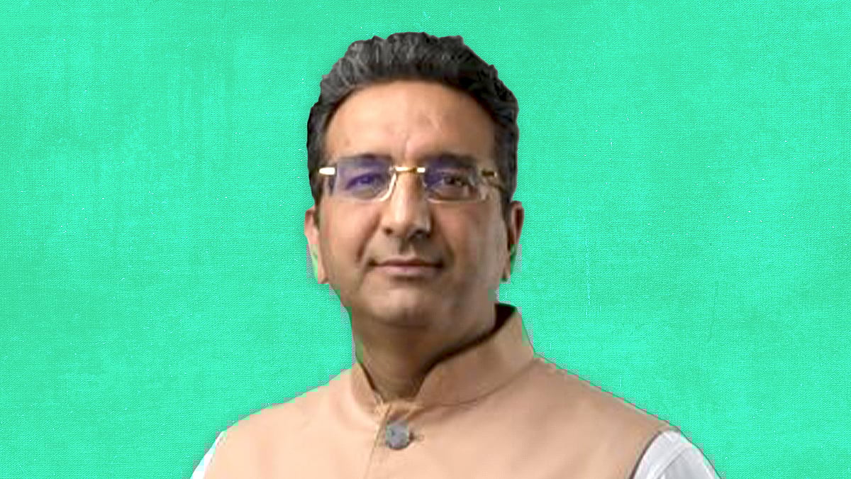 हरे पर्दे के सामने गौरव भाटिया की तस्वीर.