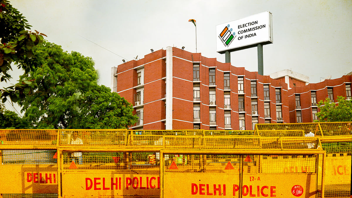 चुनाव आयोग के बाहर दिल्ली पुलिस की बैरिकेडिंग का प्रतीकात्मक दृश्य.