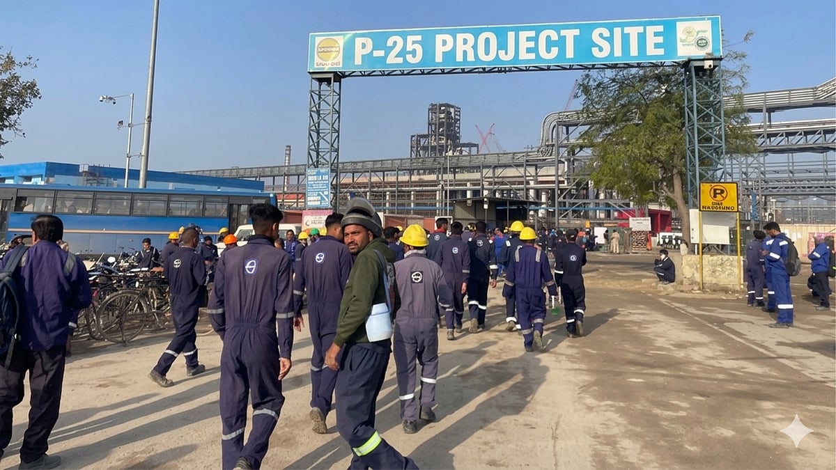 Thousands of workers queue up every morning outside the refinery gate at Panipat. (Anumeha Yadav/The Migration Story)