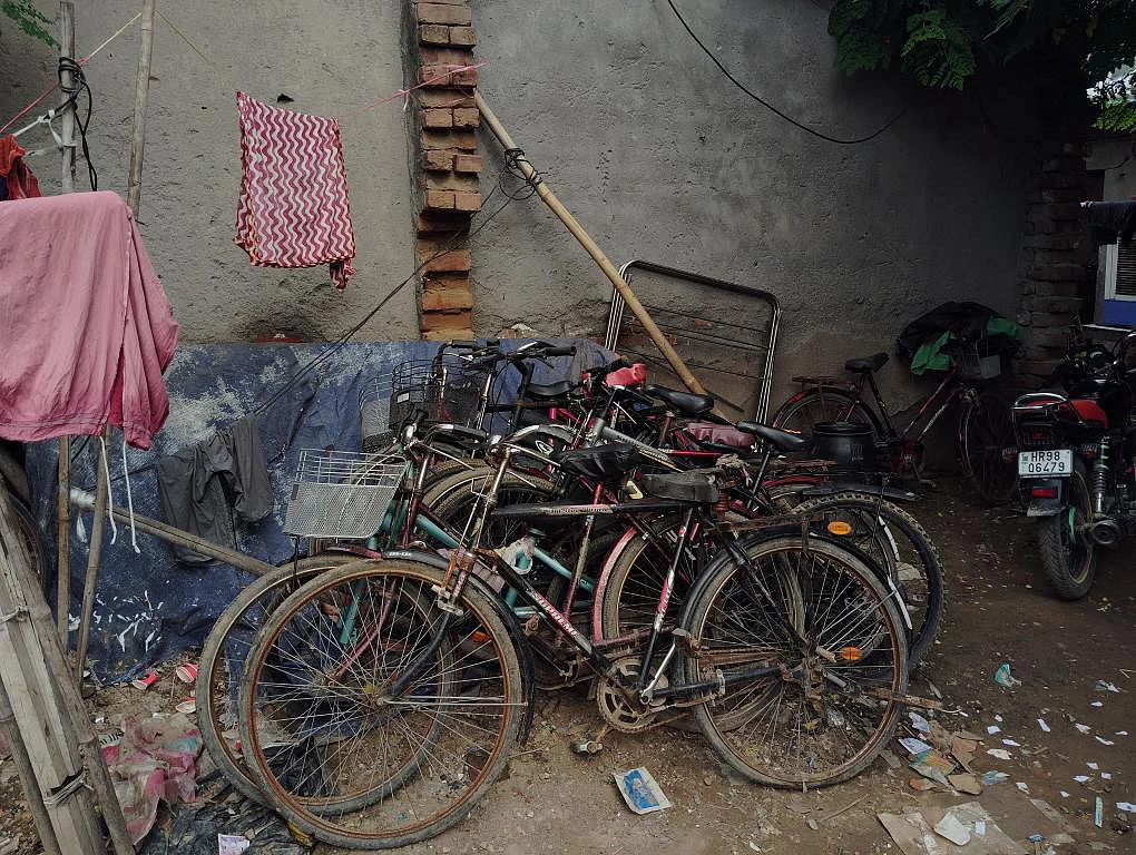 Cycles stacked togheter to be taken home.