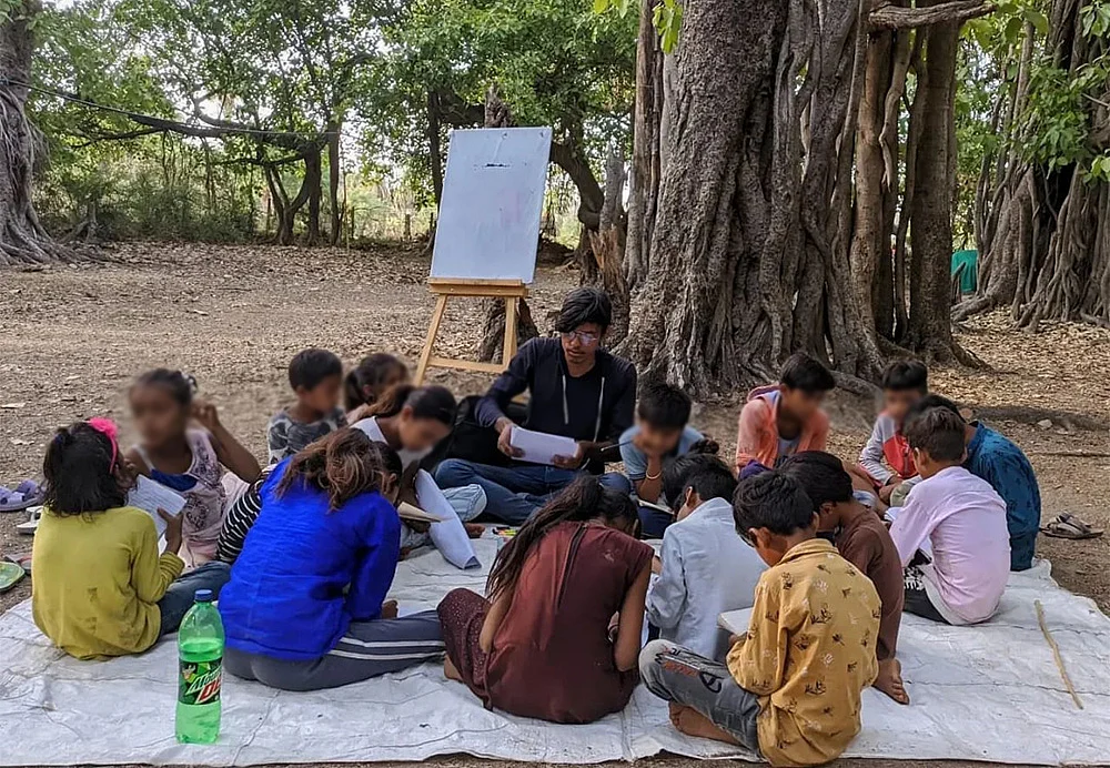 A Howl member conducting a writing session for the children in Shukrawasa.
