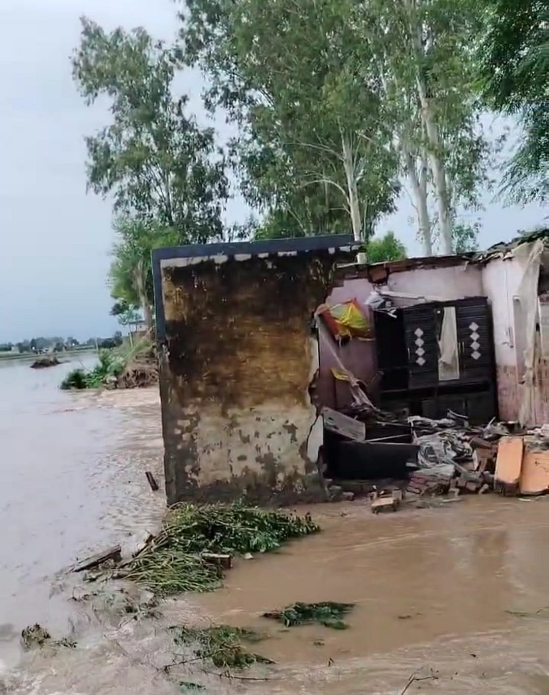 बाढ़ से टूटा निर्माण.