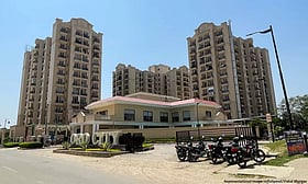 India’s cities are crumbling. The rich are seeking urban oases