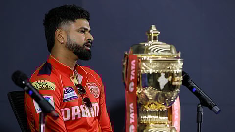 ഇന്ത്യൻ പ്രീമിയർ ലീഗിൽ രണ്ട് വ്യത്യസ്ത ഫ്രാഞ്ചൈസികൾക്ക് കീഴിൽ കപ്പടിച്ച ആദ്യ ക്യാപ്റ്റൻ എന്ന അപൂർവ ബഹുമതിയാണ് ശ്രേയസ് അയ്യരെ കാത്തുനിൽക്കുന്നത്.