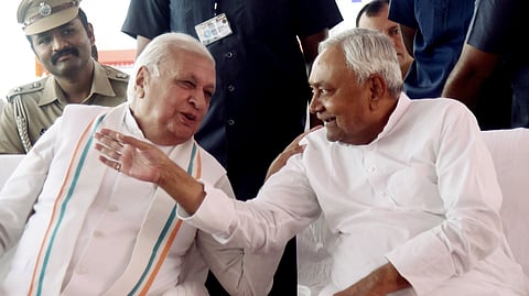  ഗവർണർ ആരിഫ് മുഹമ്മദ് ഖാന് ഒപ്പം ബിഹാർ മുഖ്യമന്ത്രി നിതീഷ് കുമാർ