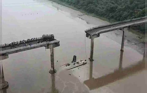 ഗംഭീരാ പാലം തകർന്നതിൻ്റെ ദൃശ്യം