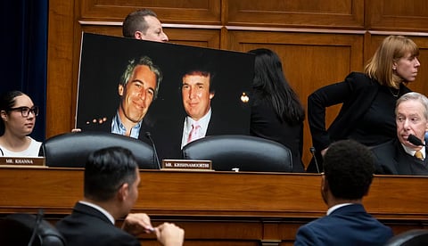 ജെഫ്രി എപ്സ്റ്റീനിന്‍റെയും ഡൊണാൾഡ് ട്രംപിന്‍റെയും  ഫോട്ടോ ഉയർത്തി ഹൗസ് കമ്മിറ്റിയിൽ 2024ൽ യുഎസ്  പ്രതിനിധികളുടെ പ്രതിഷേധം 