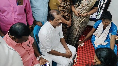 മരിച്ച ബിനുവിൻ്റെ കുടുംബത്തെ സന്ദർശിച്ച് മന്ത്രി ഒ.ആർ. കേളു 