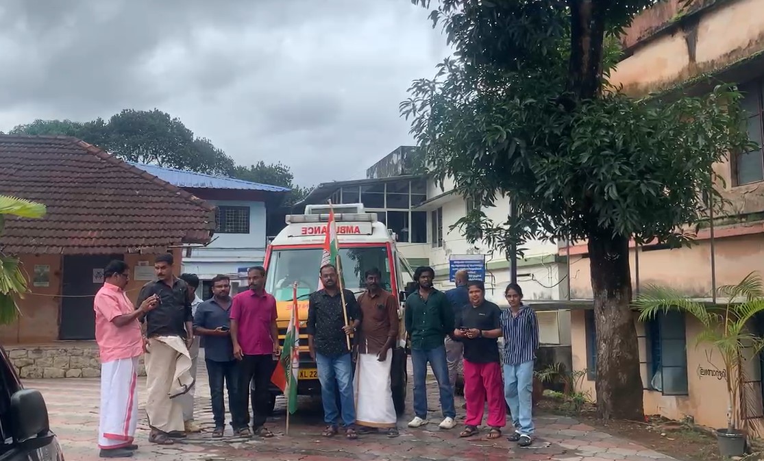 ആംബുലൻസ് തടഞ്ഞ കോൺഗ്രസ് പ്രവർത്തകർ