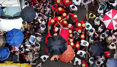 വിഎസിനെ പുന്നപ്രയിലെ വീട്ടിൽ നിന്നും കൊണ്ടു പോകുന്നു 