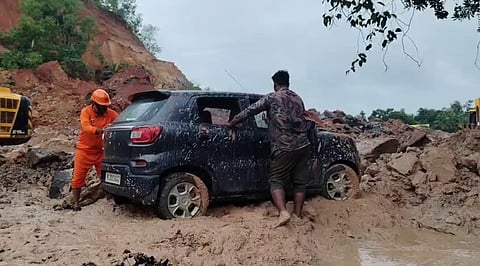 വീരമലക്കുന്നിൽ വീണ്ടും മണ്ണിടിഞ്ഞു