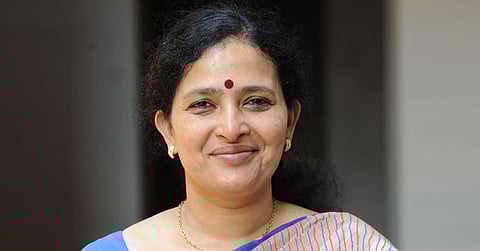 വീണ്ടും വീണ്ടും യുവതികളായ അമ്മമാരുടെ ആത്മഹത്യകളെ കുറിച്ച് പറയേണ്ടി വരുന്നത് അത്യധികം വേദനയും സ്വയംനിന്ദയും ഉണ്ടാക്കുന്നതെന്ന് സുജ സൂസൻ ജോർജ്.