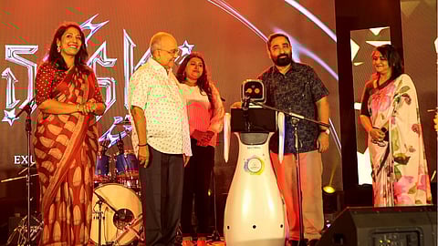 എഐ പവേര്‍ഡ് ഹ്യൂമനോയിഡ് റോബോട്ട് നിര്‍മിച്ച് വട്ടിയൂര്‍ക്കാവ് സരസ്വതി വിദ്യാലയയിലെ വിദ്യാര്‍ഥികള്‍