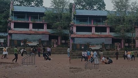 സംഭവത്തിൽ രണ്ടു വിദ്യാർഥികൾക്ക് ഗുരുതര പരിക്ക്. 