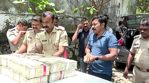 പാലക്കാട്ടെ കുഴൽപ്പണ വേട്ട 