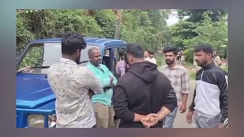 പാസ്റ്ററെ ഭീഷണിപ്പെടുത്തുന്ന ബജ്‌റംഗ്‌ദള്‍ പ്രവർത്തകർ