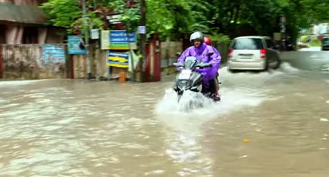 സംസ്ഥാനത്ത് കാലവർഷം വീണ്ടും കനത്തു; വിവിധ ജില്ലകളിൽ മഴക്കെടുതി രൂക്ഷം