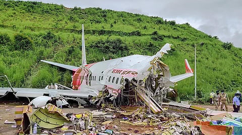കരിപ്പൂരിൽ തകർന്ന എയർ ഇന്ത്യ വിമാനം 