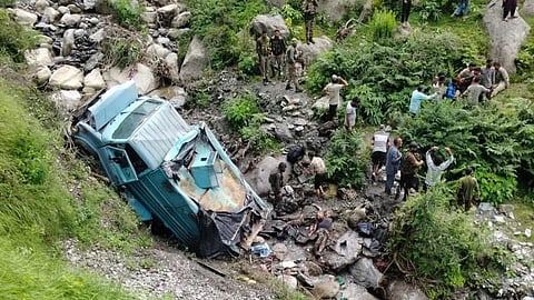 ജമ്മു കശ്മീരിലെ ഉദ്ദംപൂരിൽ സൈനിക വാഹനം കൊക്കയിലേക്ക് മറിഞ്ഞ് അപകടം