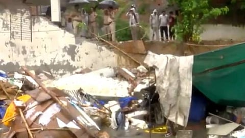 കനത്ത മഴ; ഡൽഹിയിൽ മതിലിടിഞ്ഞ് രണ്ട് കുട്ടികളടക്കം ഏഴ് പേർ മരിച്ചു 