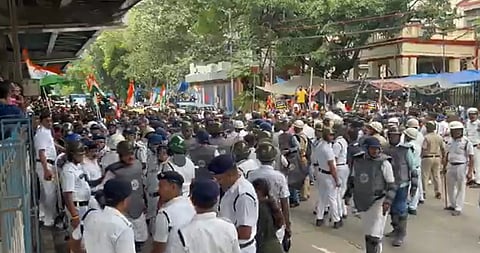 "എന്നെ അവർ ആക്രമിച്ചു, എൻ്റെ മകൾക്ക് നീതി ലഭിക്കണം"; പ്രതിഷേധത്തിനിടെ ആർജി കർ മെഡിക്കൽ കോളേജിൽ കൊല്ലപ്പെട്ട യുവതിയുടെ അമ്മയെ കയ്യേറ്റം ചെയ്ത് പൊലീസ്