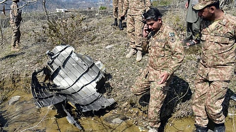 പാക് അധീന കശ്മീരിൽ തകർന്നുവീണ പാകിസ്ഥാൻ വ്യോമസേനയുടെ എഫ്-16 വിമാനത്തിന്റെ അവശിഷ്ടങ്ങൾ (ഫെബ്രുവരി 28)