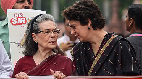 പ്രിയങ്കാ ഗാന്ധിക്കൊപ്പം സോണിയാ ഗന്ധി