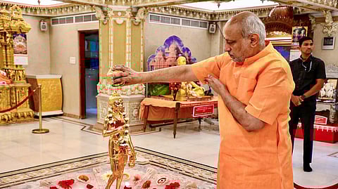 സ്വാമിനാരായണ ക്ഷേത്രത്തിൽ അഭിഷേകം നടത്തുന്ന  സി.പി.രാധാകൃഷ്ണൻ 