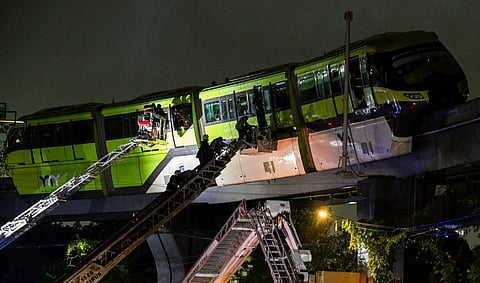 മോണോറെയിലിൽ നിന്നും ആളുകളെ രക്ഷപ്പെടുത്തുന്നു